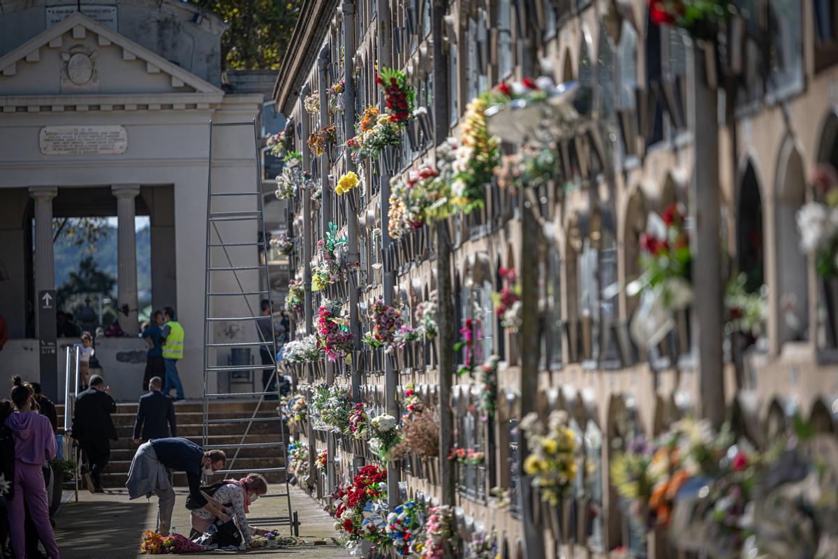 Muchas flores en el cementerio de Poblenou