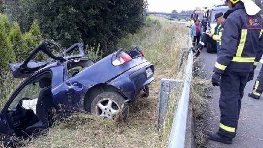 Una mujer herida tras salirse de la A-6 a su paso por Aranga