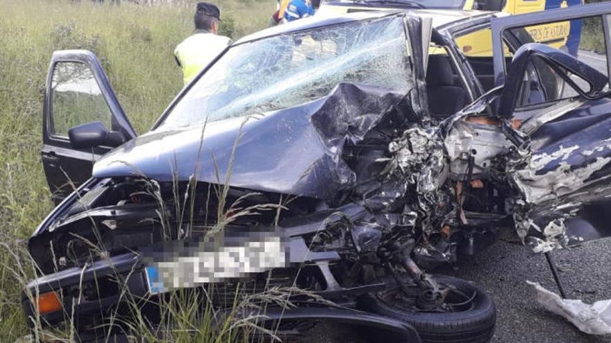 Un joven de 25 años muerto y dos heridos en un brutal choque entre dos turismos en una carretera en Nava