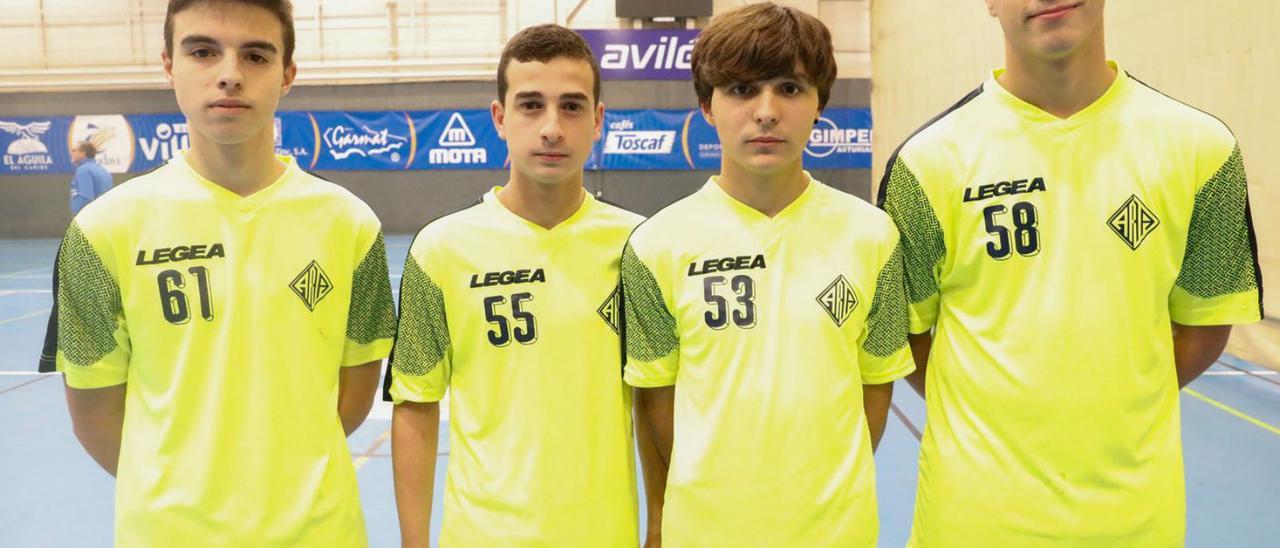 Por la izquierda, Samuel García, Mateo Sabino, Jaime Pérez y Pablo Álvarez, ayer, en el polideportivo de La Magdalena, antes del entrenamiento del equipo juvenil de la Atlética Avilesina. | Mara Villamuza