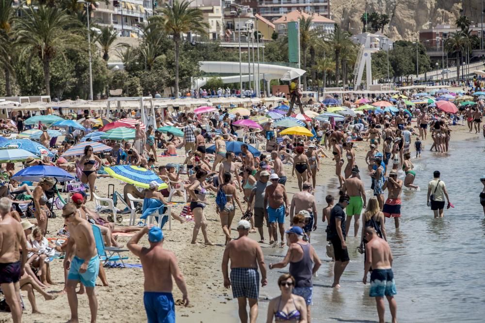 La playa del Postiguet, llena por las altas temperaturas