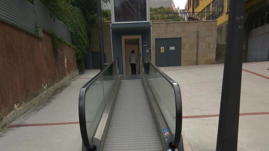 La cinta mecánica que da acceso al ascensor de Ciudad Naranco.