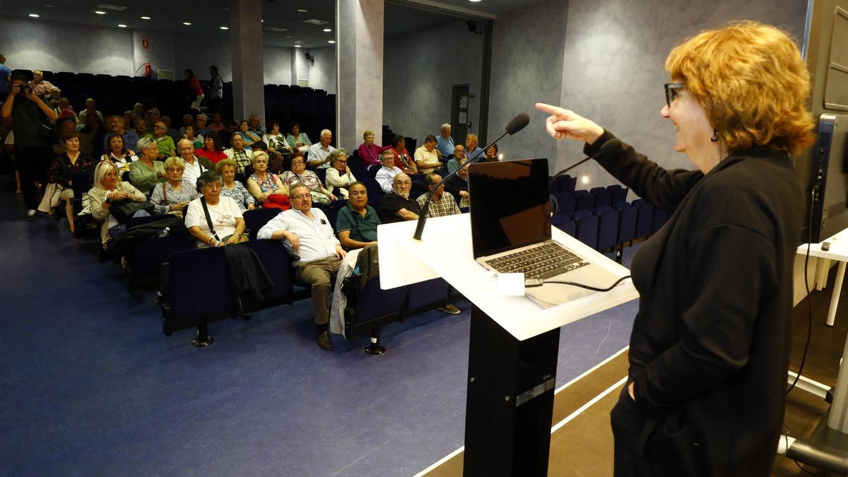 Un instante de la reunión de militantes socialistas, este jueves en la sede del partido en Zaragoza.