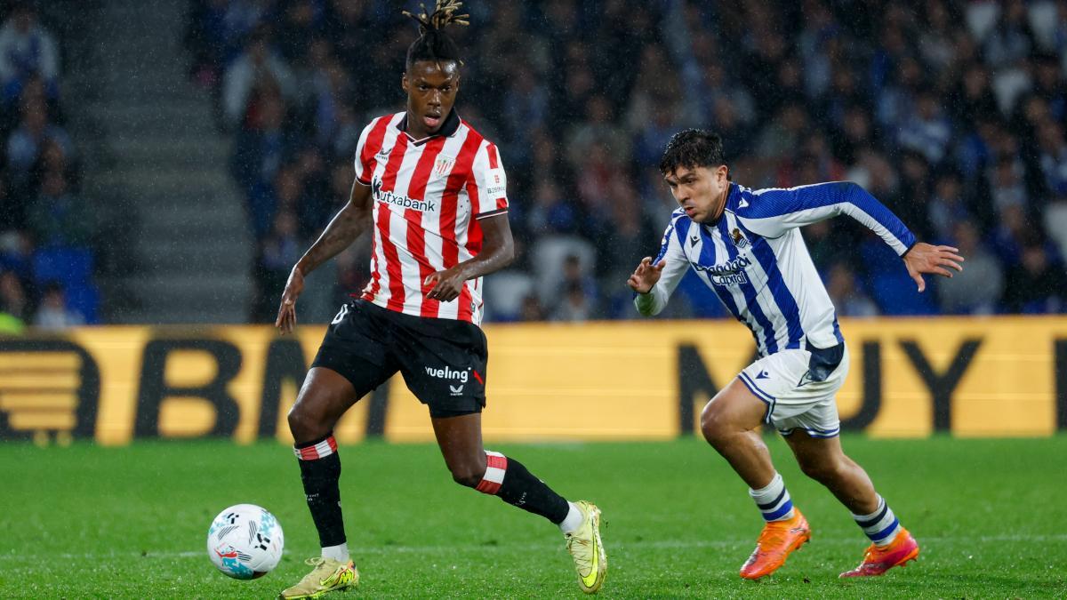 El delantero del Athletic Club Nico Williams se escapa de Aramburu, de la Real Sociedad