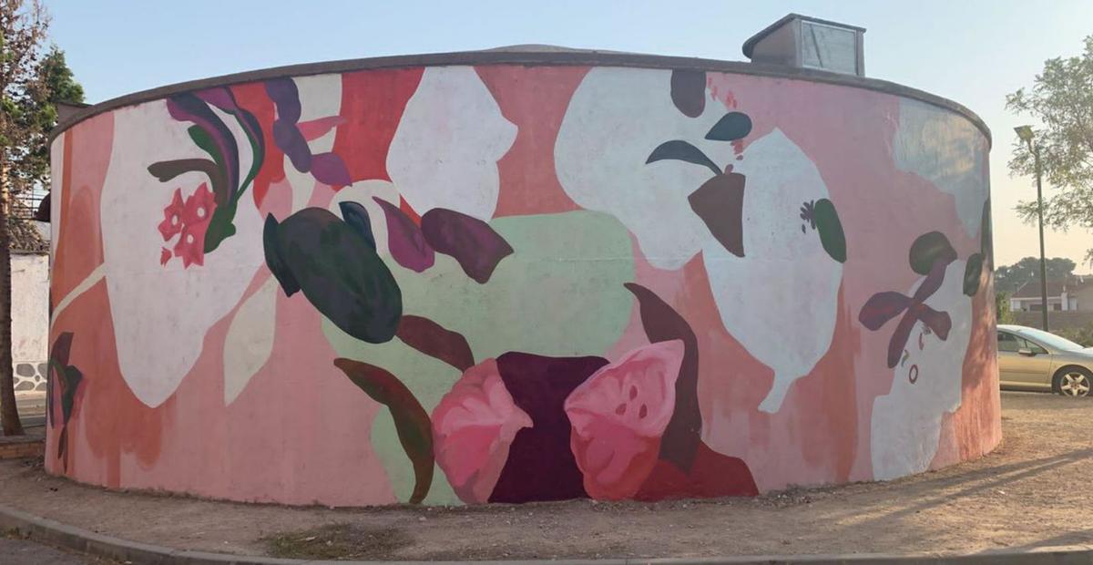 El depósito de agua luce un vistoso y colorido diseño que le erige como lugar de encuentro. | SERVICIO ESPECIAL