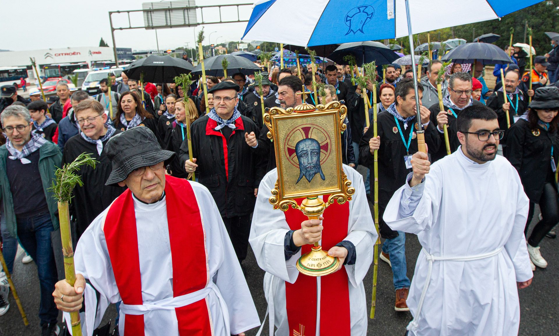 La lluvia no puede con la tradición