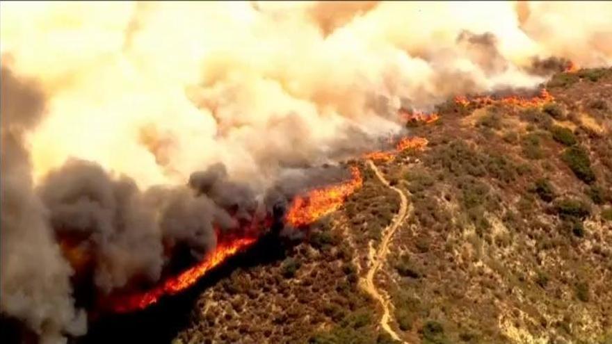 El fuego devora sin control los montes de San Bernardino, en California