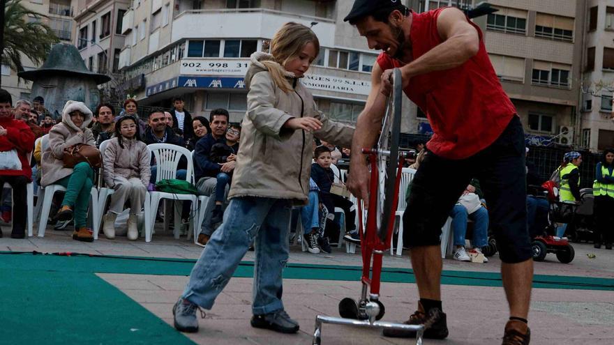 Los más pequeños son los reyes de Castelló con las actuaciones del Magdalena Circus