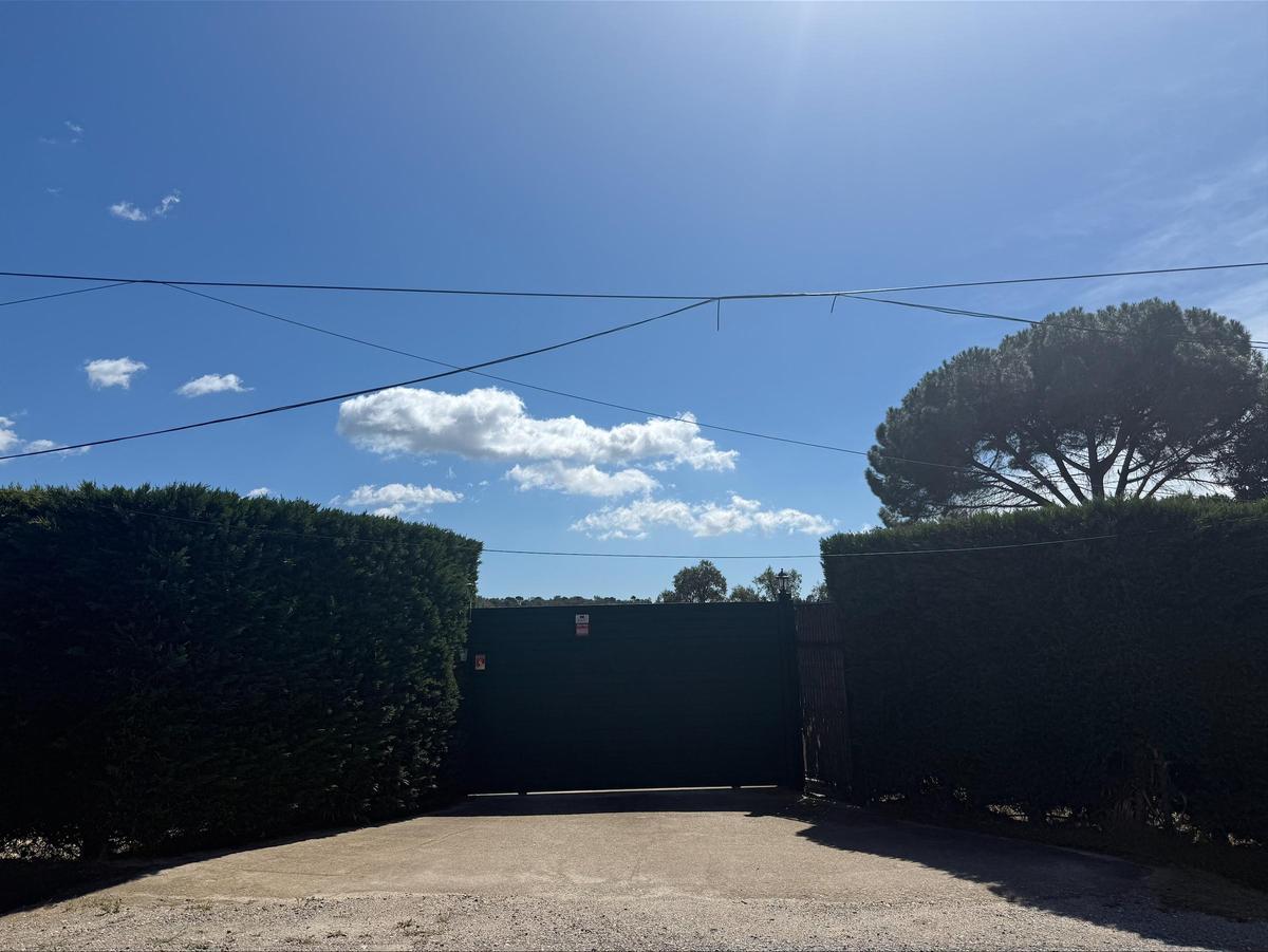 Cables de la línia telefònica i de fibra òptica a la urbanització cassanenca.