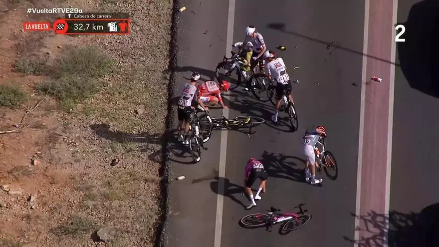 Así ha sido el momento de la caída de Tadej Pogacar en La Vuelta