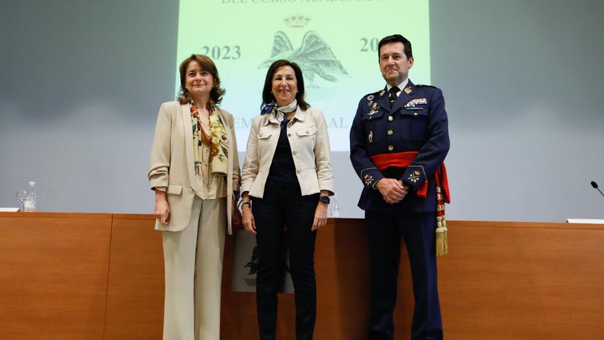 La Ministra De Defensa En Funciones, Margarita Robles, Junto al Susecretaria De Defensa Adoración Mateos Tejada Y El Jefe Del Mando De Personal Del Éjercito Del Aire Y Del Espacio, Enrique Biosca Vázquez