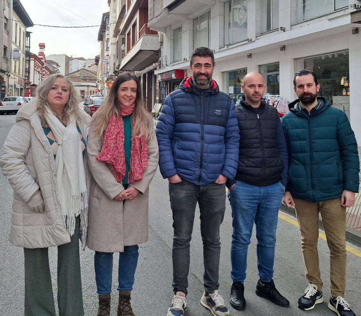 Por la izquierda, Lucía Llera (tesorera), Elena Fernández (vicepresidenta), Ángel Ballina (presidente), Eddy Álvarez y Pablo Cueto (vocales).