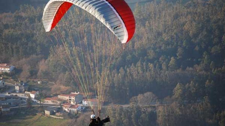 El instructor Jürgen Bott, volando sobre Cerdedo.