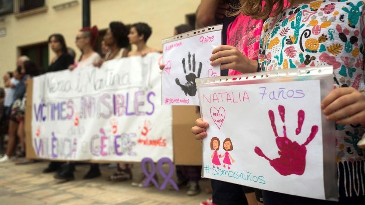 Concentracion convocada esta tarde en la Plaza Mayor de Castellon en repulsa por el presunto asesinato de Nerea  6 anos  y Martina  4anos