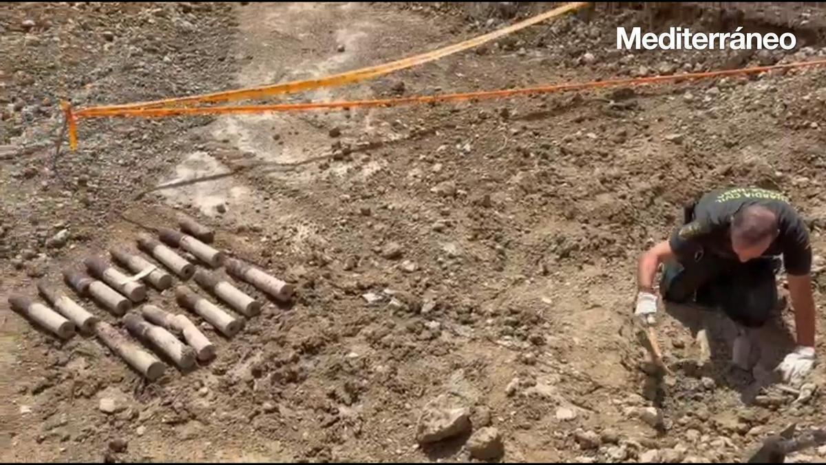 Vídeo: Agentes de la unidad TEDAX extrayendo el arsenal de proyectiles de la Guerra Civil encontrado en un pueblo de Castellón