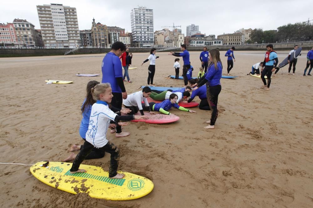 Jornada de surf solidario en Gijón