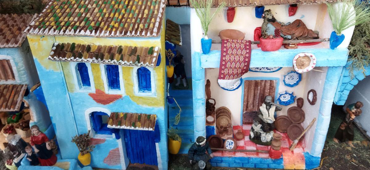 El pintor se ha encargado de decorar las casas de Belén, que también ha hecho a mano