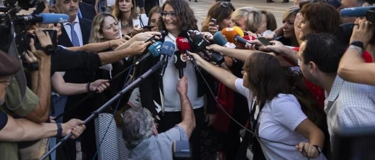 Mónica Oltra atiende a los medios de comunicación
