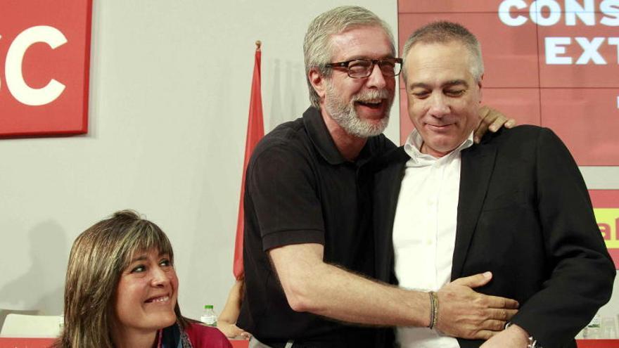 Navarro es abrazado por Josep Fèlix Ballesteros.