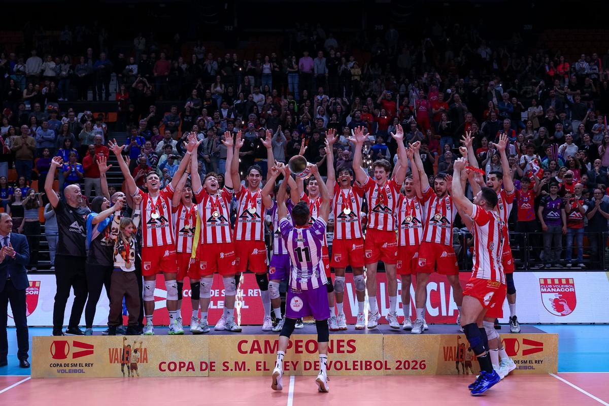 El capitán Renzo Cairús levanta el trofeo de campeón de la Copa del Rey.
