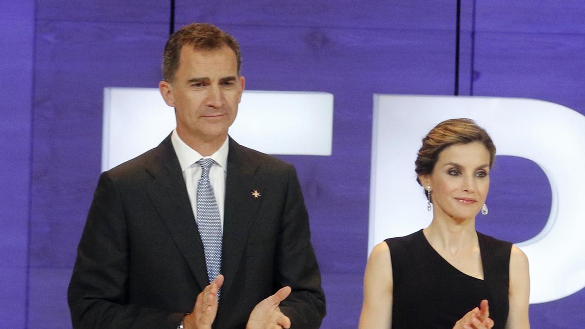 El look bicolor de Doña Letizia para buscar talento