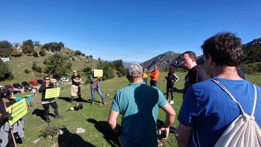 Tenso encontronazo entre Barbón y manifestantes de Salvemos Peñamayor: “Estáis cabreando a gente mayor que luchó por la democracia cuando tú no habías nacido"