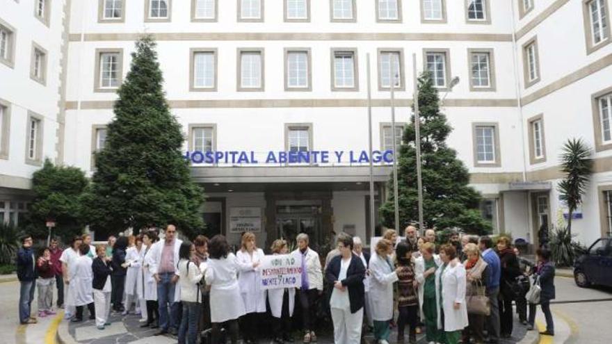 Trabajadores del Abente y Lago protestan, ayer, frente a las puertas del hospital. / fran martínez