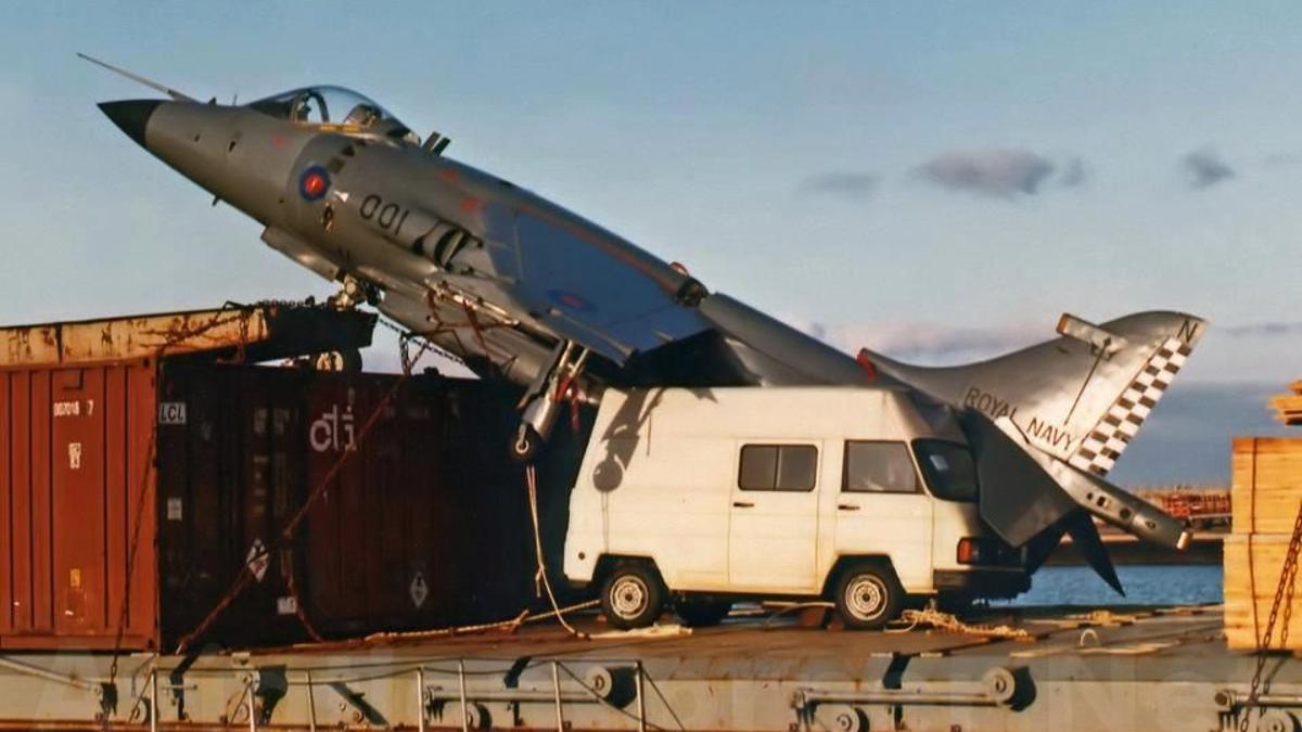 Panorámica del 'Harrier' sobre la cubierta del 'Alraigo'.