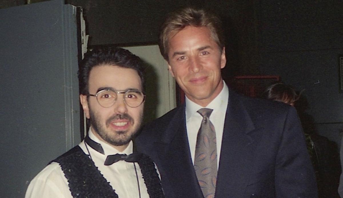 El actor Don Johnson, aprendiz de mago, le hizo un juego de cartas.
