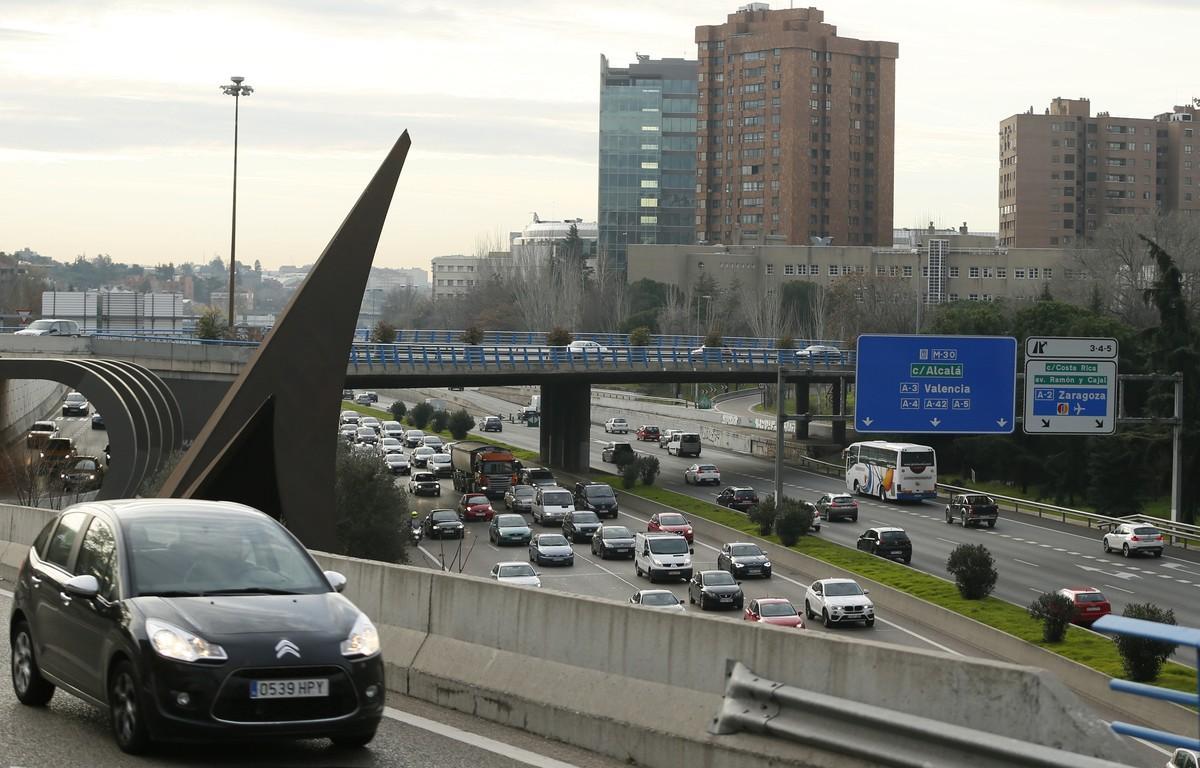 GRA039  MADRID  22 12 2016 - Cientos de vehiculos circulan esta manana por la M-30  via de circunvalacion que rodea la capital  El Ayuntamiento de Madrid ha activado esta madrugada las restricciones al trafico establecidas en el protocolo contra la contaminacion aprobado en enero  por lo que a partir de las 06 00 horas del jueves se rebaja la velocidad maxima en la M-30 y en las vias de acceso a la ciudad a 70 kilometros por hora en ambos sentidos  A traves de una nota de prensa  el Ayuntamiento ha informado que dos estaciones de medicion de la ciudad han rebasado los 180 microgramos por metro cubico de dioxido de nitrogeno  NO2  durante dos horas consecutivas segun fija el protocolo como tope para activar el primer escenario contra la contaminacion  nivel de preaviso   EFE Mariscal