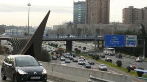 GRA039  MADRID  22 12 2016 - Cientos de vehiculos circulan esta manana por la M-30  via de circunvalacion que rodea la capital  El Ayuntamiento de Madrid ha activado esta madrugada las restricciones al trafico establecidas en el protocolo contra la contaminacion aprobado en enero  por lo que a partir de las 06 00 horas del jueves se rebaja la velocidad maxima en la M-30 y en las vias de acceso a la ciudad a 70 kilometros por hora en ambos sentidos  A traves de una nota de prensa  el Ayuntamiento ha informado que dos estaciones de medicion de la ciudad han rebasado los 180 microgramos por metro cubico de dioxido de nitrogeno  NO2  durante dos horas consecutivas segun fija el protocolo como tope para activar el primer escenario contra la contaminacion  nivel de preaviso   EFE Mariscal