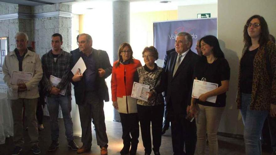 Concha González (quinta por la izquierda) posa con el resto de premiados. Foto