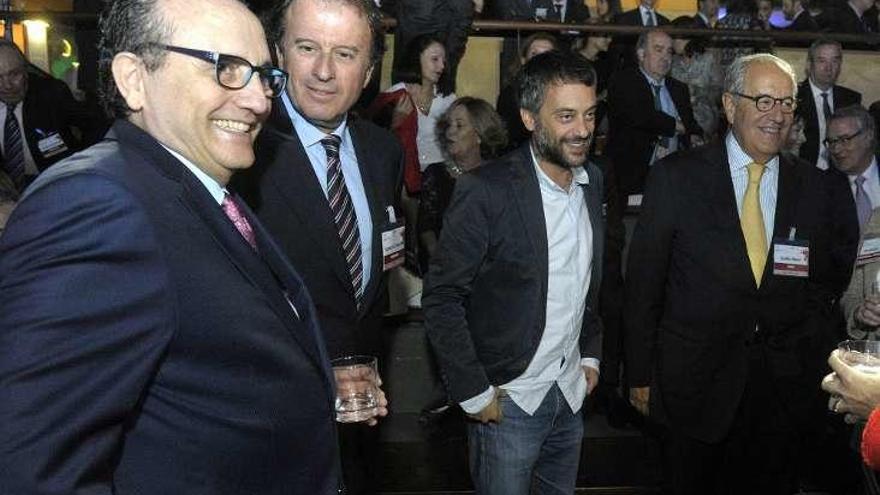 Javier Moll, presidente de Prensa Ibérica; Ignacio Osborne, presidente del IEF; Xulio Ferreiro, alcalde de A Coruña; y Pérez Nieto. // V. Echave