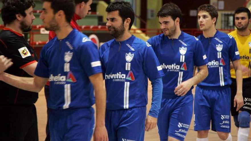 Saludo entre los equipos en el partido disputado ayer en el pabellón Coto Ferreiro. // Bernabé/Luismy