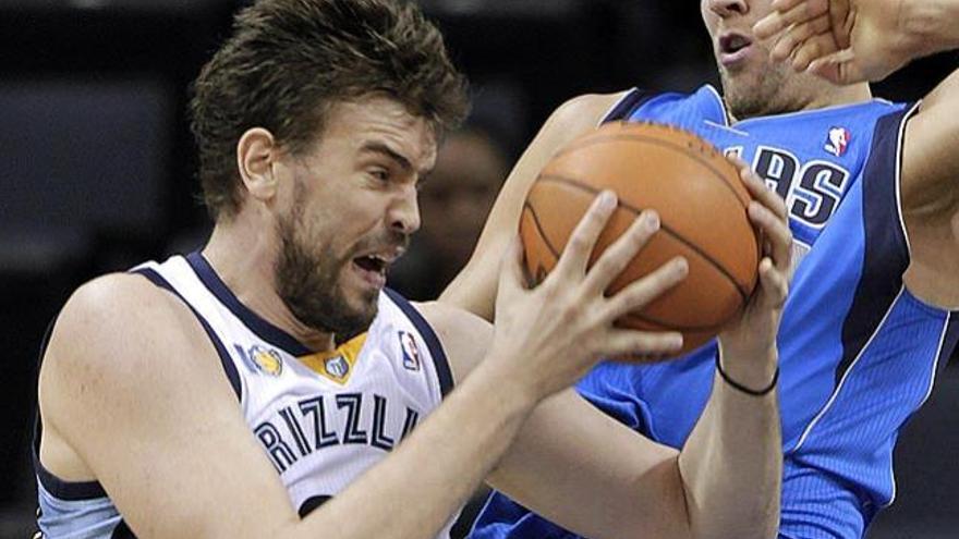 Marc Gasol, defendido por Dirk Nowitzki