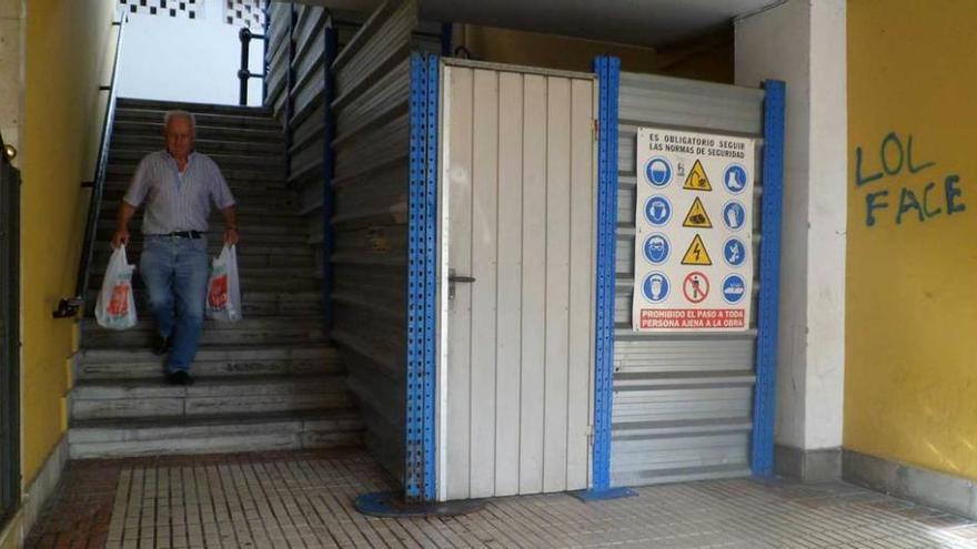 Un vecino pasa por la zona en la que está proyectado el elevador.