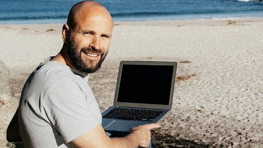 El empresario Javier Boquete, en la playa de Carnota