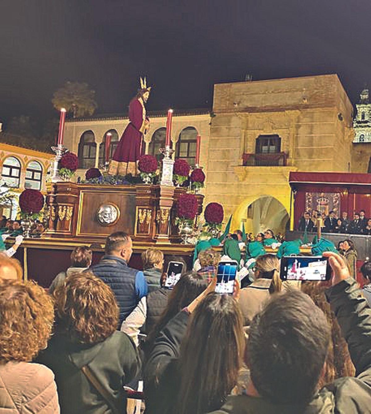 Nuestro Padre Jesús Cautivo procesiona la tarde del Martes Santo.