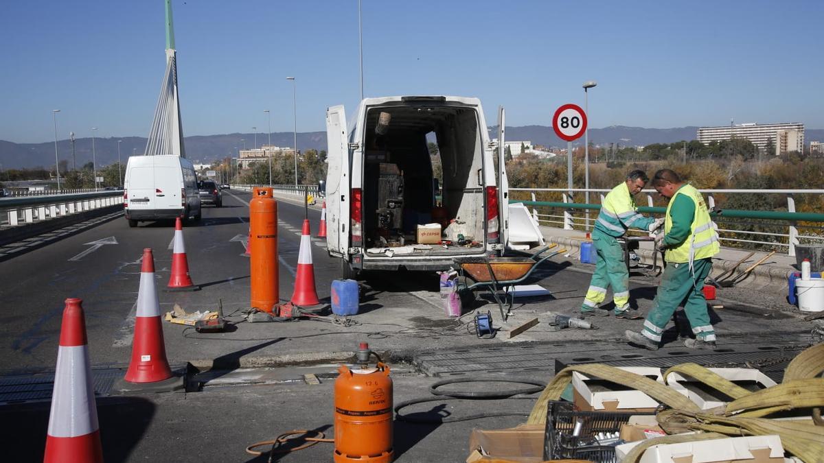 Las obras que se llevan a cabo en el Puente de Andalucía están causando retenciones en la ronda Oeste en las horas punta del tráfico en la ciudad.