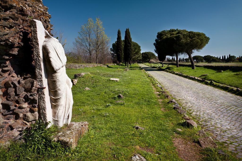 La Via Appia Antica fue una de las más imòrtantes calzadas de la antigua Roma.