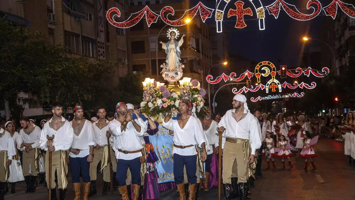 Altozano llena de flores a la Virgen de la Asunción