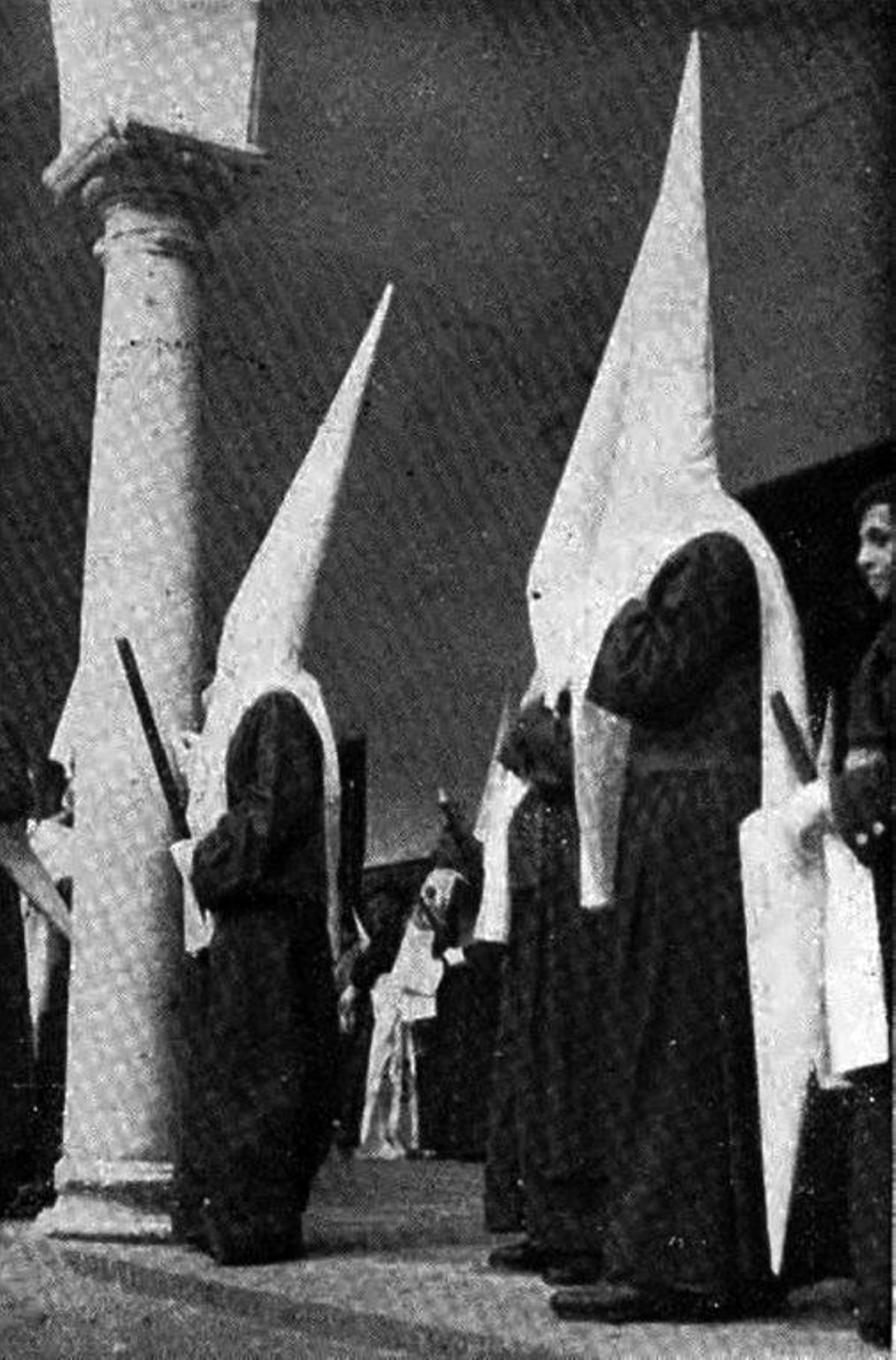 Primera salida procesional de Estudiantes en 1946. Formación del cortejo en el patio del Colegio San Agustín.