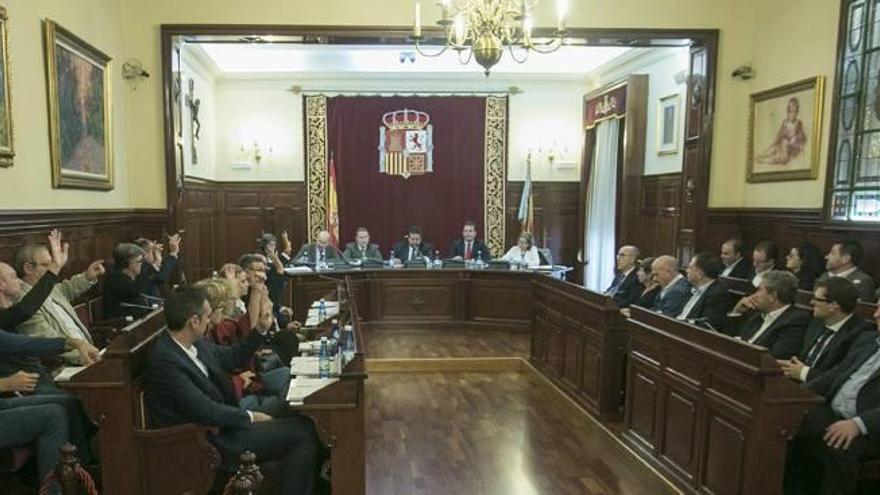 Momento en el que la oposición se abstiene en la votación de los presupuestos de la Diputación de Castelló para 2017.