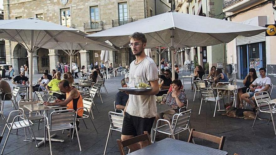 Ambient a les terrasses de la plaça Major de Manresa quan una pandèmia era inimaginable