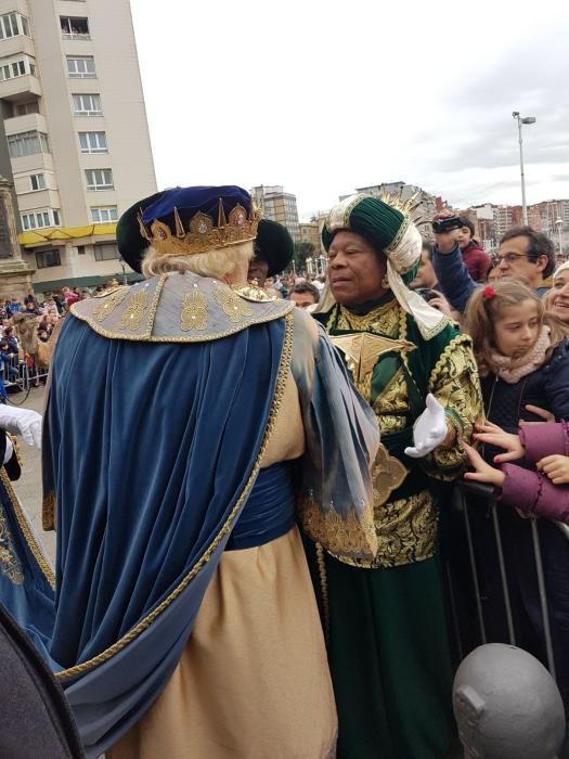 Los Reyes Magos llegan a Gijón para repartir regalos e ilusión