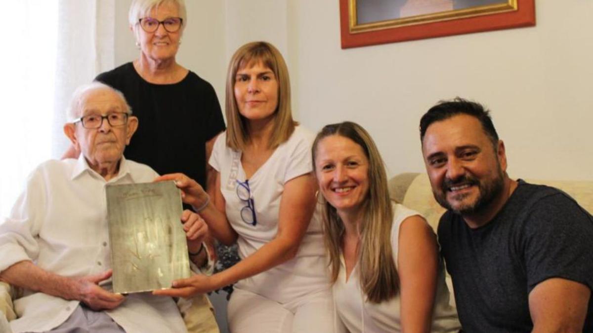 Juan Vicens, junto a su familia, Morell y «Chule».