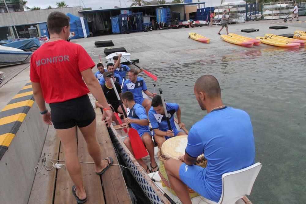 Los jugadores del FC Cartagena en el Club de Regat