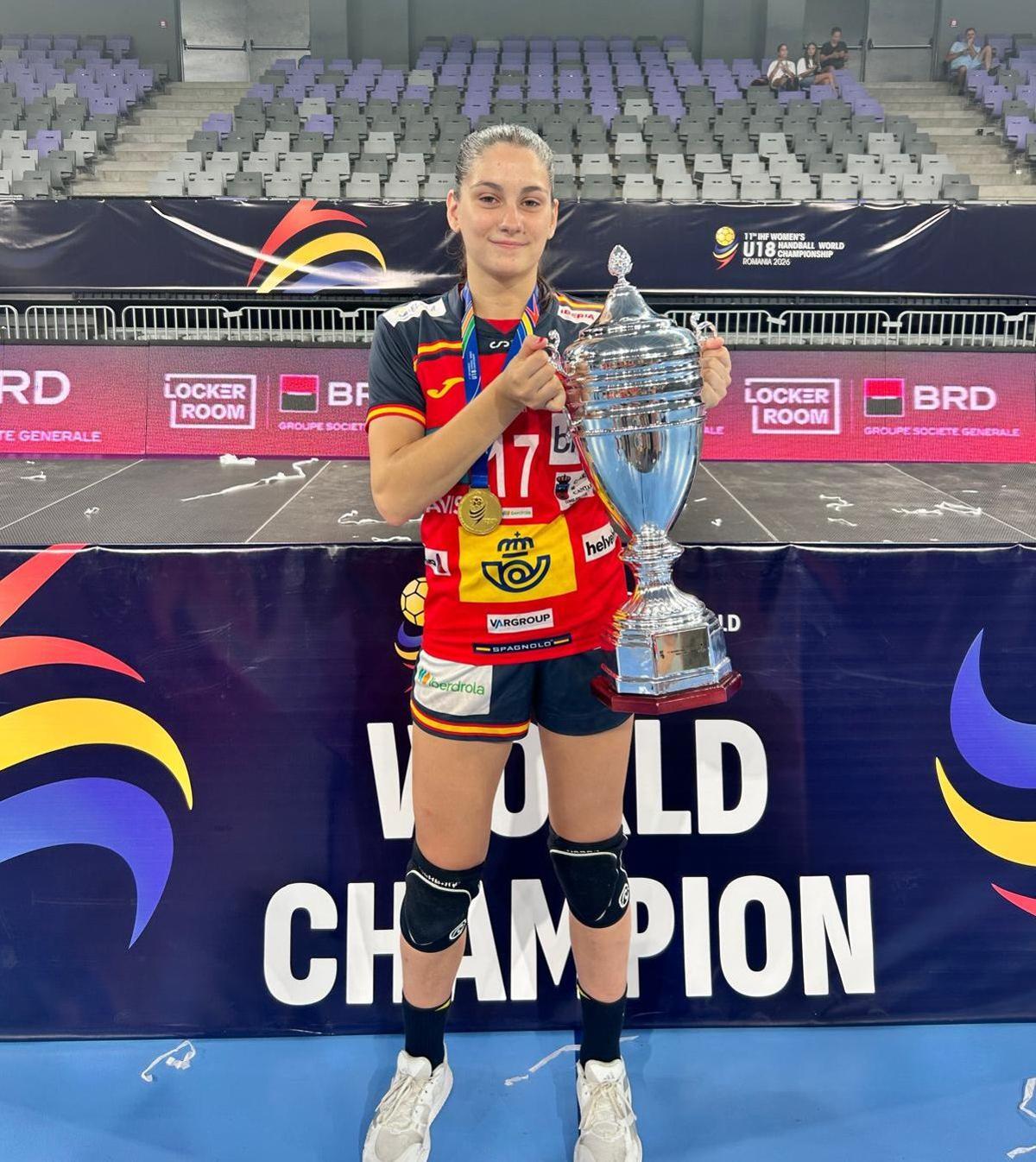 Laura Ferrer, deportista de Segorbe, ha conquistado con la selección española femenina sub-18 el título del Campeonato del Mundo de balonmano juvenil.
