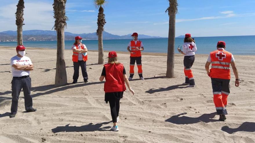 Cruz Roja y Policía Local informan de las normas de las salidas