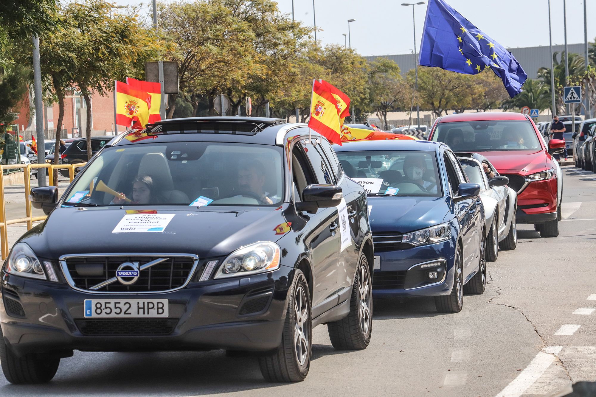 Una caravana con cientos de vehículos clama en Pilar de la Horadada contra la "imposición" del valenciano